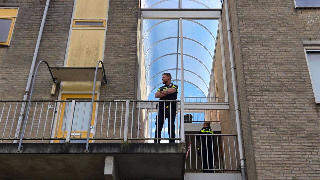 Politie bewaakt de tweede etage van het pand (Foto: Noël van Hooft.)