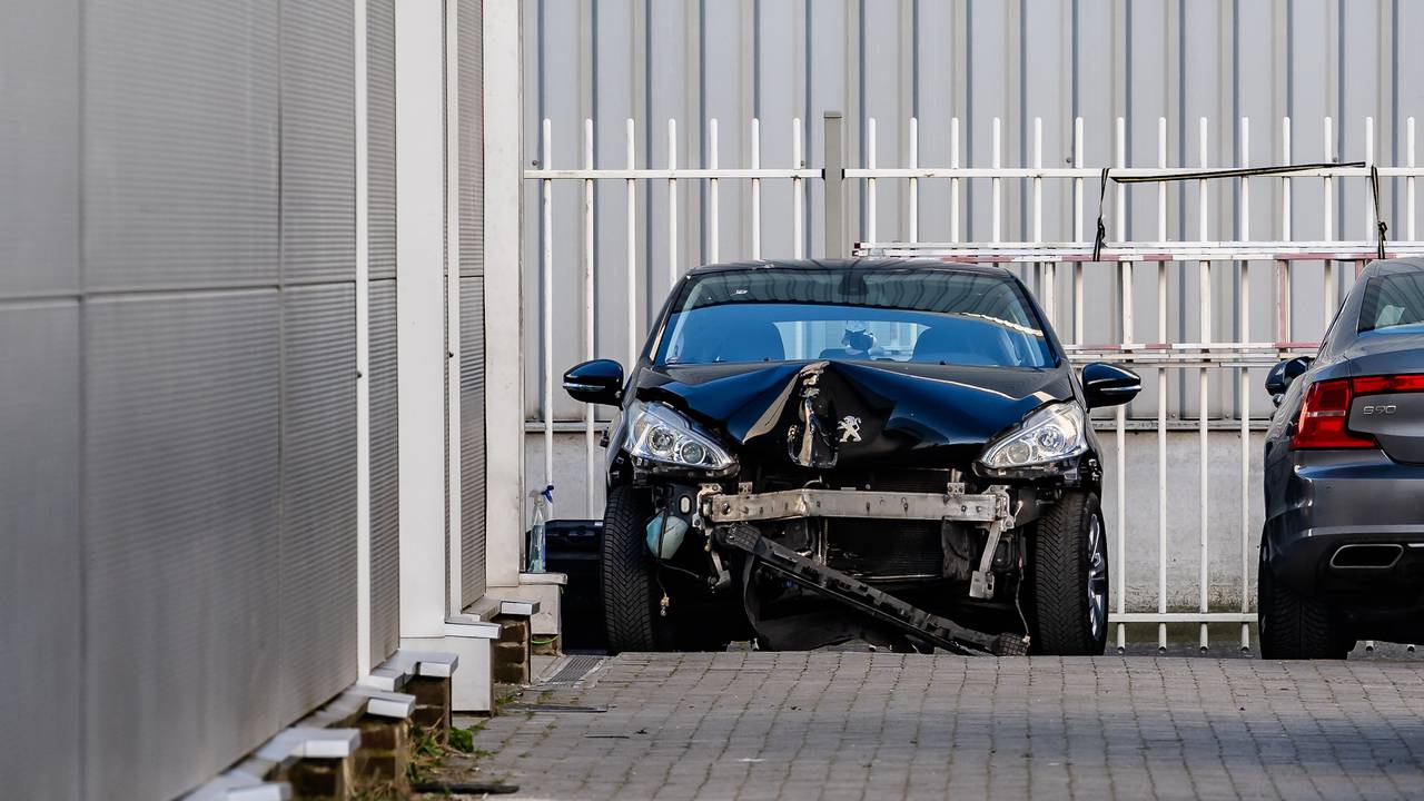De auto is zwaar beschadigd gevonden in de Herasstraat (foto: Jack Brekelmans Persburo BMS).