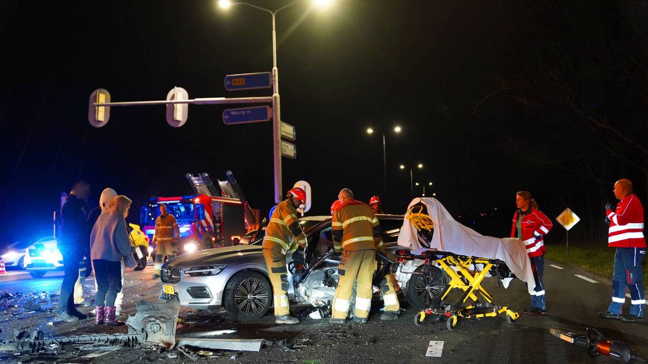 Automobilist bekneld na botsing, brandweer bevrijdt hem uit auto.