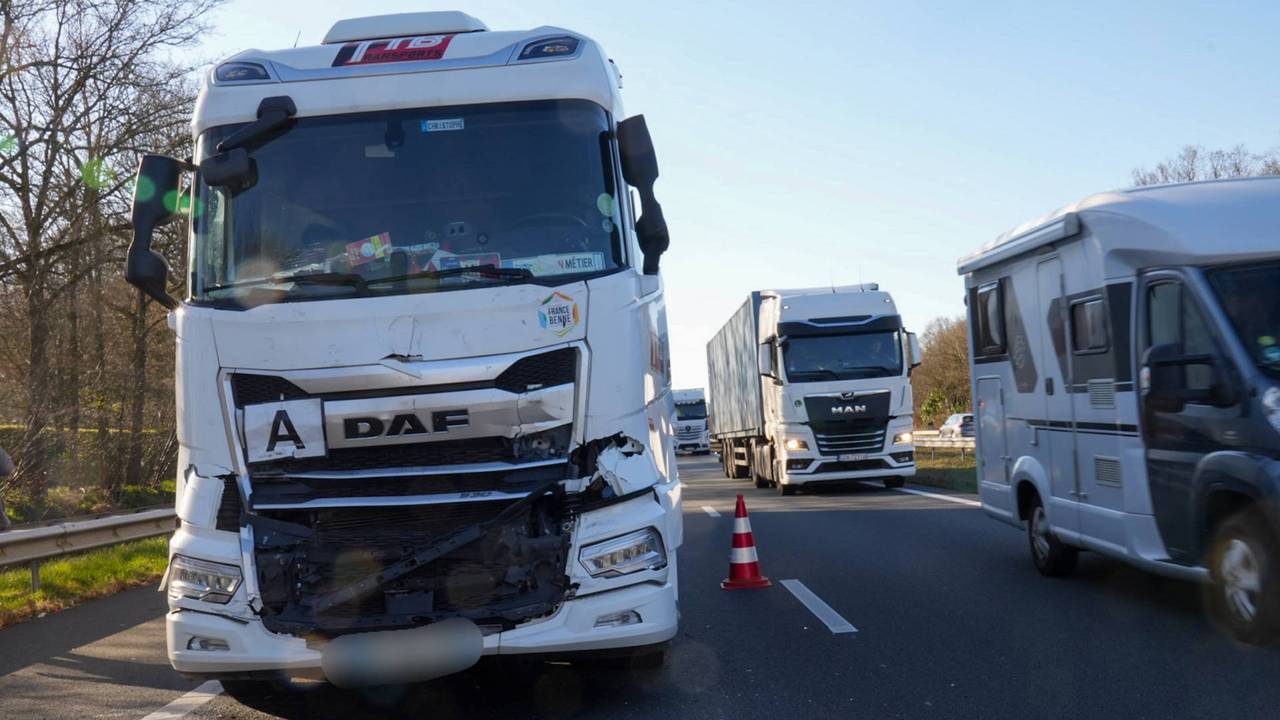 De vrachtwagens botsten op elkaar in de file (foto: Harrie Grijseels / Persbureau Heitink). 