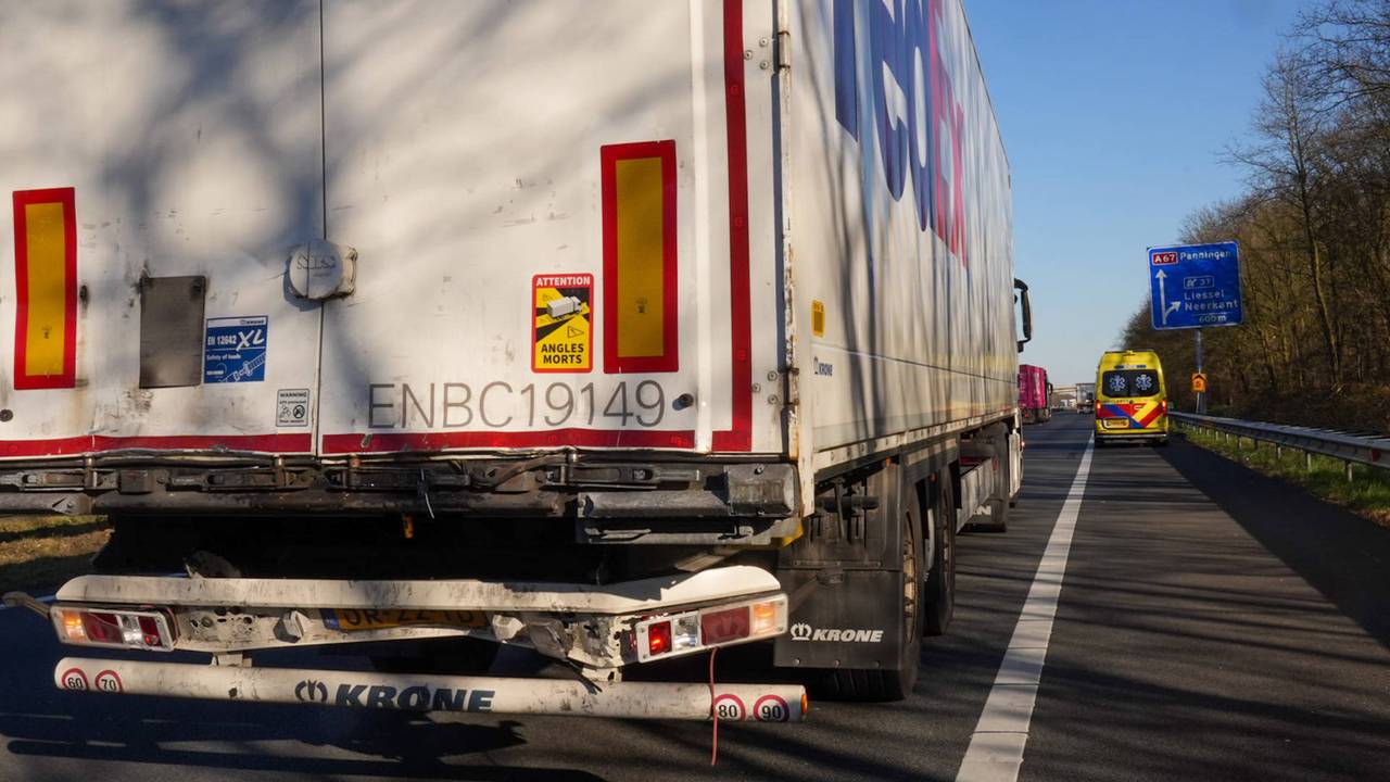 De vrachtwagens stonden in de file door een ongeluk dat kilometers verderop gebeurde (foto: Harrie Grijseels / Persbureau Heitink).