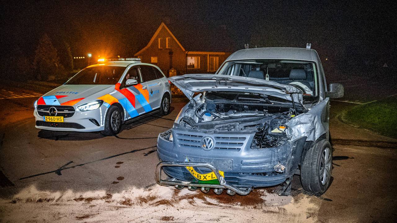 De auto's raakten flink beschadigd bij de frontale botsing (foto: Lucas Lammers / Persbureau Heitink).