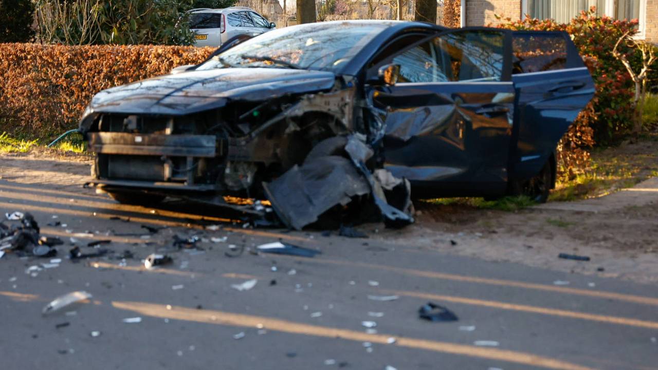 Er raakten twee auto's zwaar beschadigd door de frontale botsing (foto: Persbureau Heitink).
