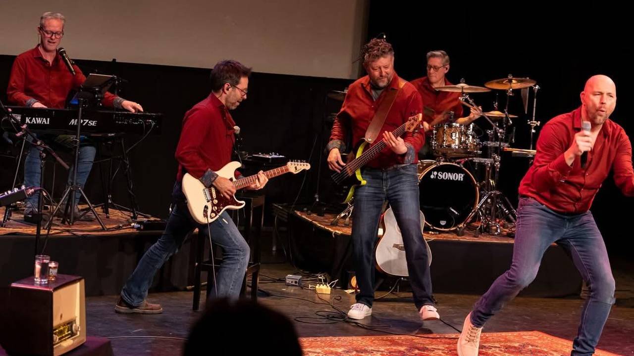 Zanger Marcel ( rechts) met zijn brabantse bandleden van Puur de Nijs   (foto:Puur de Nijs)