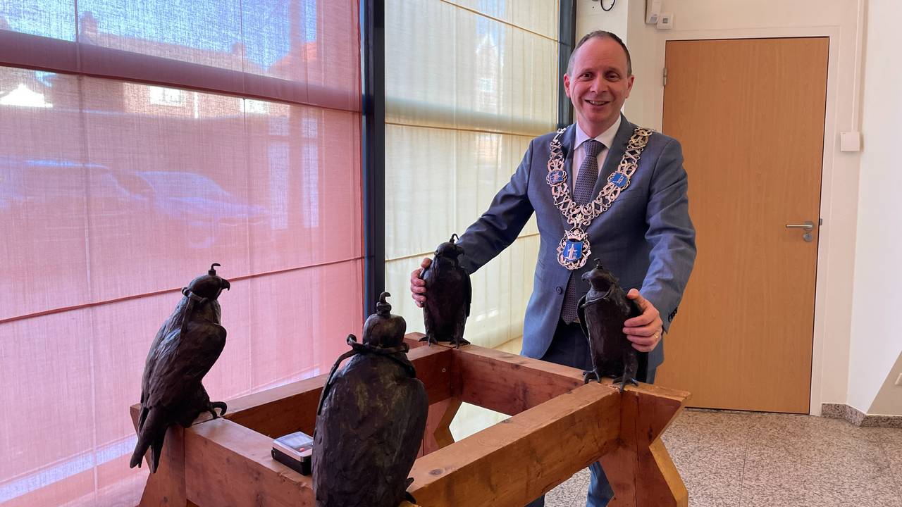 Burgemeester Ederveen in de raadszaal (Foto: René van Hoof)