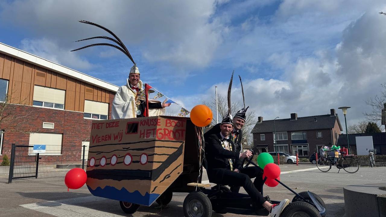 Kinderen bouwden de prinsenwagen na voor de basischooloptocht, misschien kan de prins die lenen zondag? (foto: prins Luuk).
