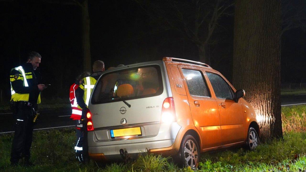 De bestuurder is voor onderzoek naar het ziekenhuis gebracht (foto: SQ Vision/Bart Meesters).