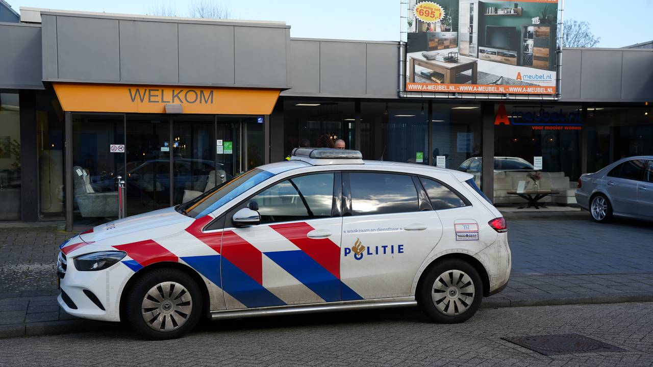 De politie is met vier auto's op zoek naar de overvallers (foto: SQ Vision/Erik Haverhals).