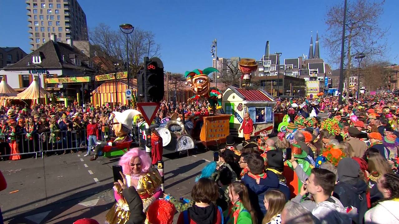 Rijen dik langs de kant bij D'n Opstoet in Kruikenstad.