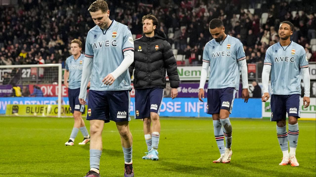 De spelers van Willem II druipen af na en forse nederlaag tegen Sparta (foto: ANP)