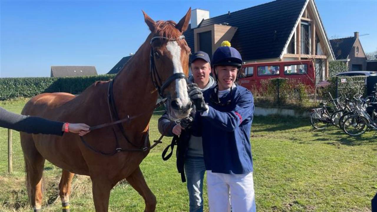 Bas kwam met zijn halfbloed paard als eerste over de finish (foto: Jos Verkuijlen).
