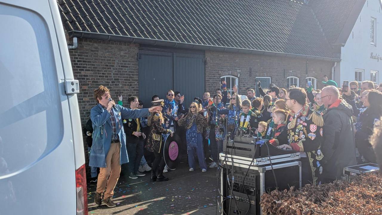 Het concert werd midden op straat gehouden (foto: Ferenc Triki).