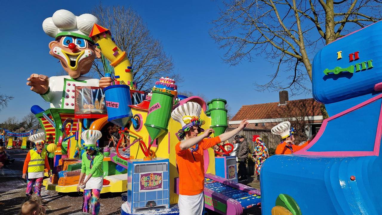 Het zonnetje straalt de straten van Hapert in (foto: Tom Berkers).