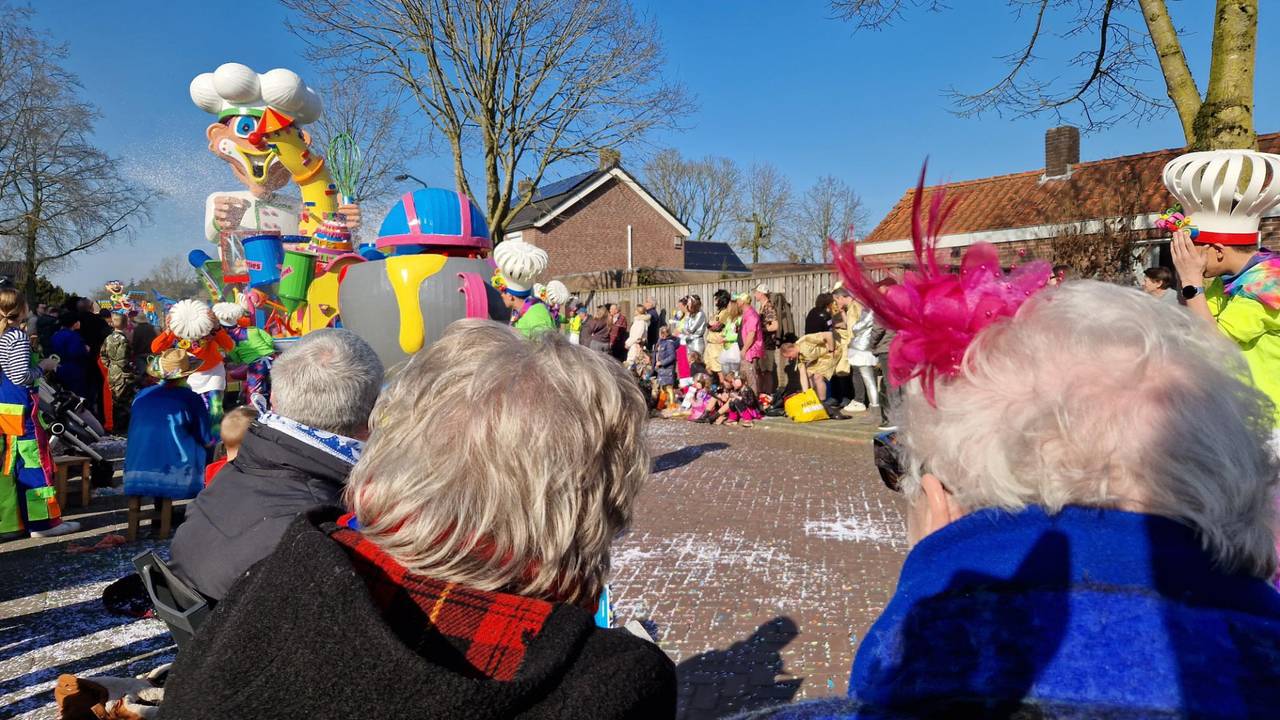 De mensen langs de weg genieten van de optocht (foto: Tom Berkers).