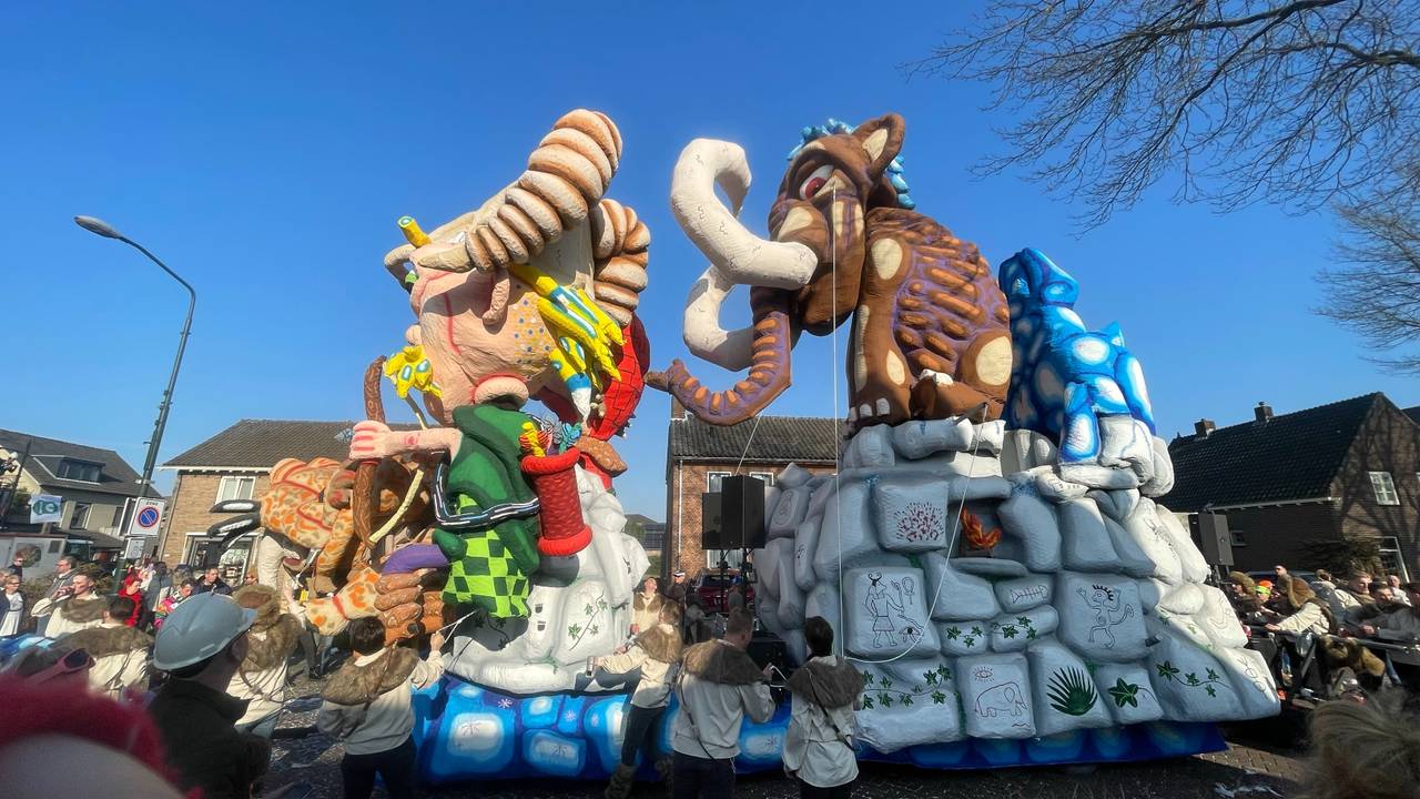 De optocht ging na een tijdje vrolijk verder (foto: Jos Verkuijlen).