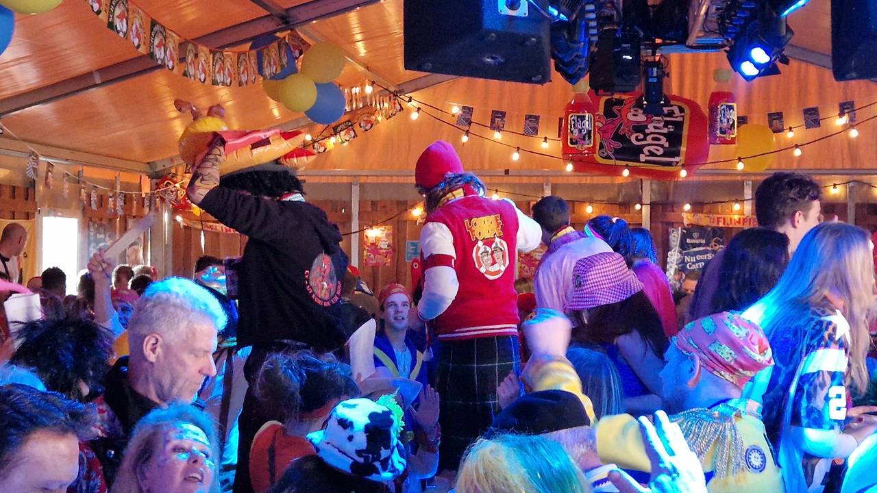 Naast het drinken, mag er ook gedanst worden (foto: Tom Berkers).