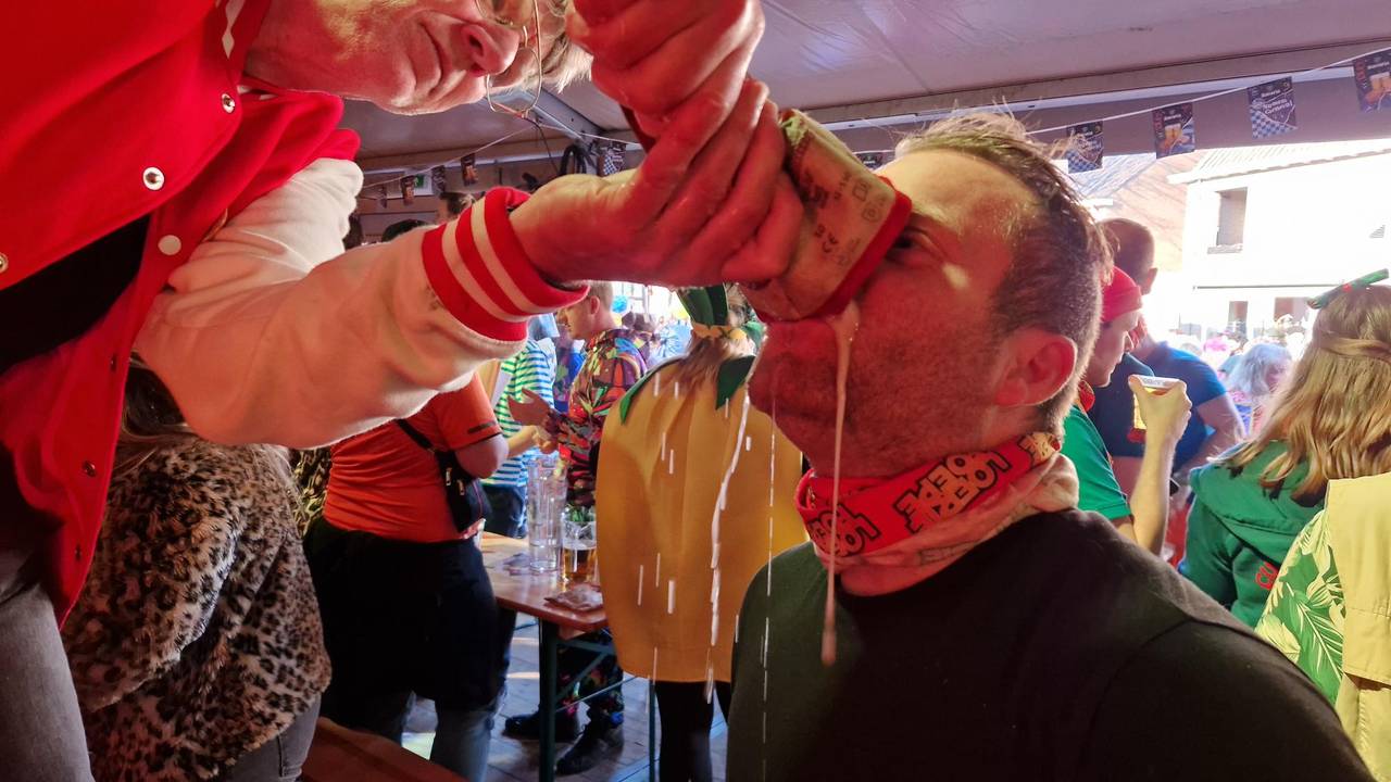 Wie niet meezingt, krijgt straf (foto: Tom Berkers).