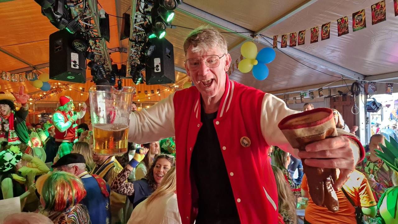 Deze man heeft het ook erg naar zijn zin op de cantus (foto: Tom Berkers).