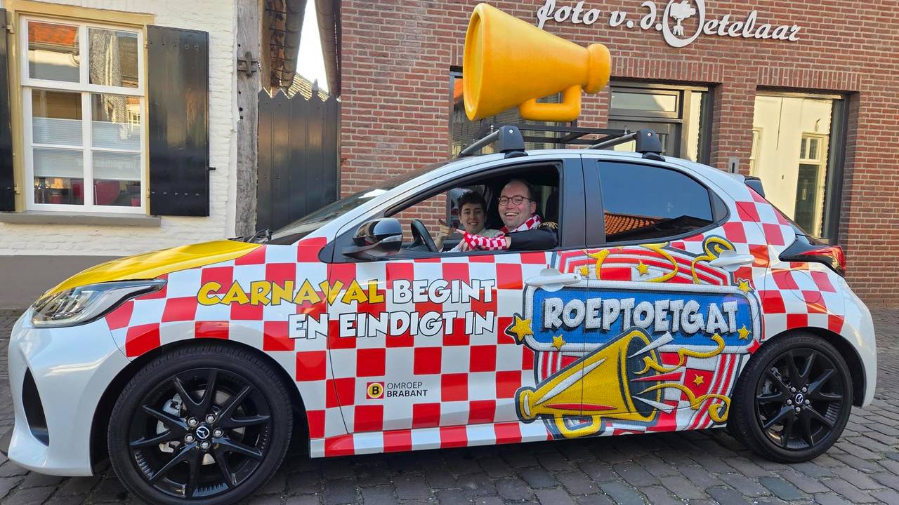 Carnavalsverslaggever Noël in zijn Roeptoetmobiel (foto: Omroep Brabant). 