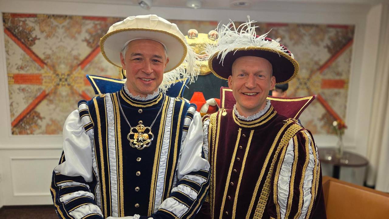 Prins Amadeiro XXVII (links) en zijn adjudant (foto Noël van Hooft).