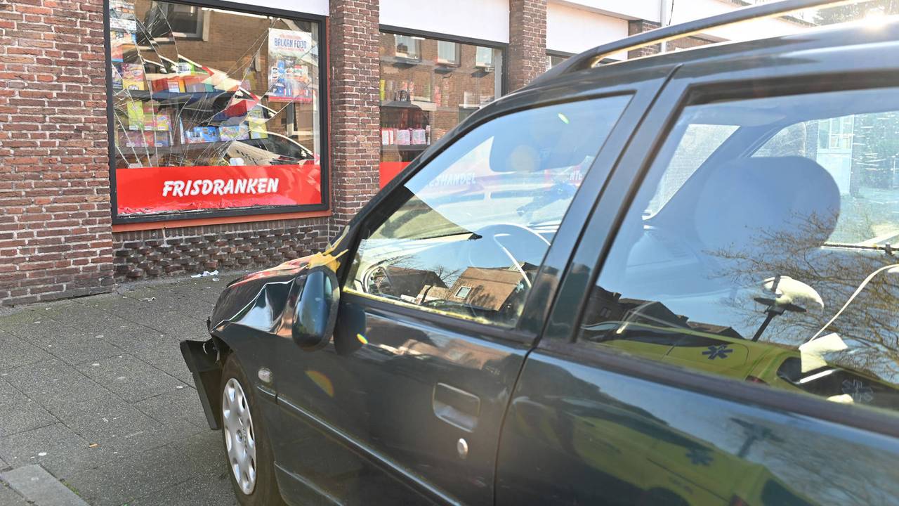 Bizar ongeluk: oudere man vliegt uit de bocht en ramt supermarkt.