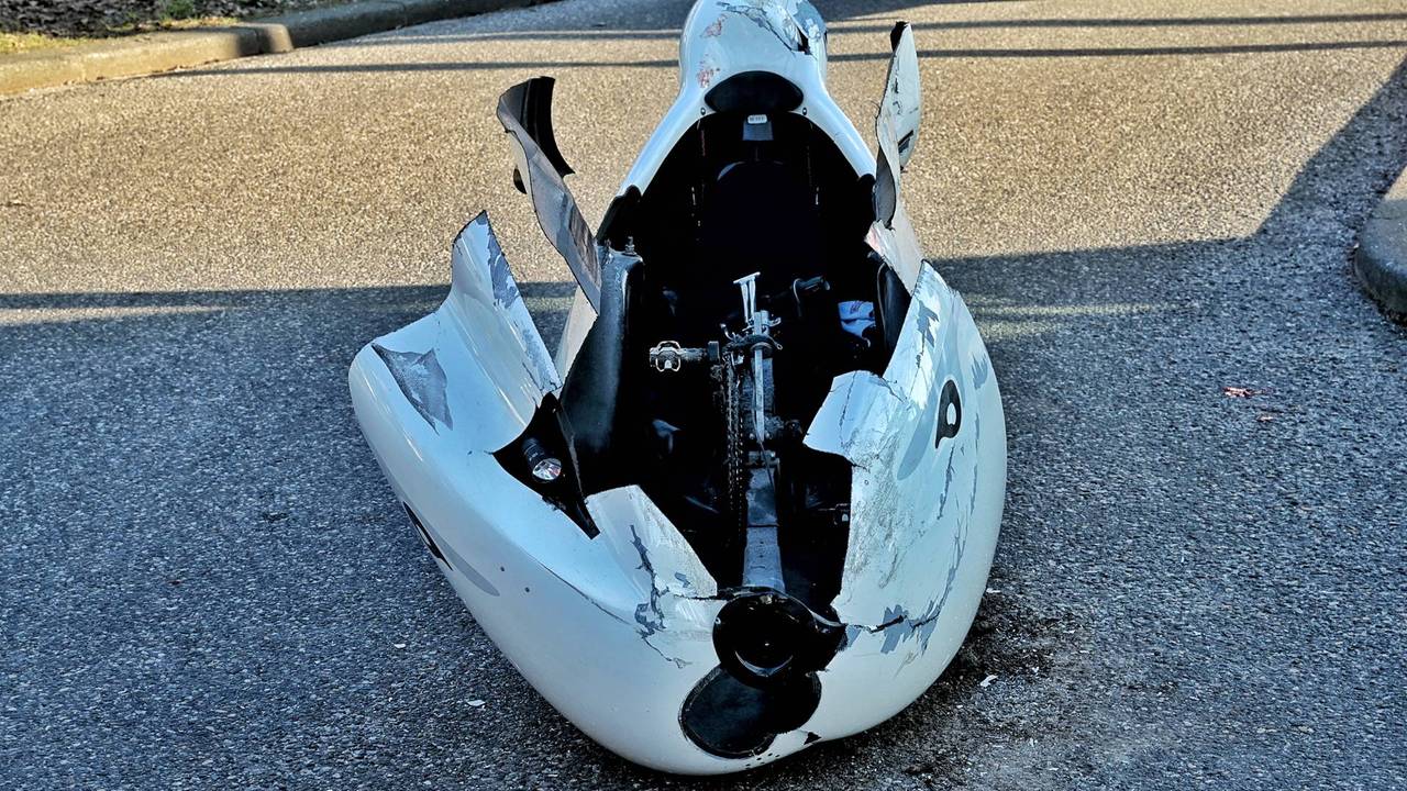 De velomobiel is opengeknipt om de fietser te bevrijden (foto: Toby de Kort / Persbureau Heitink).