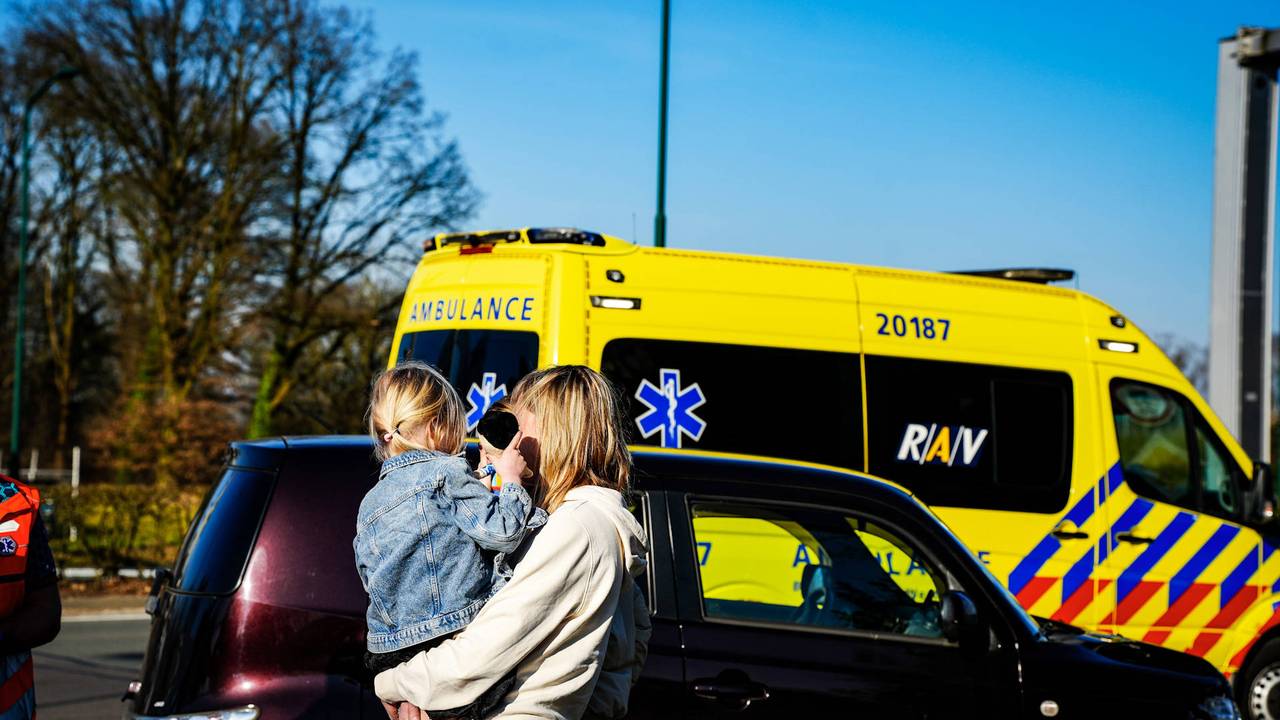 Het meisje kreeg een troostknuffel van de politie (foto: Erik Haverhals / Persbureau Heitink).