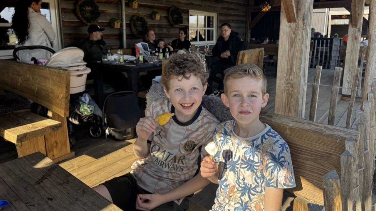 Cas (links) en Vinz genieten van een ijsje op het terras (foto Lav Lukac).