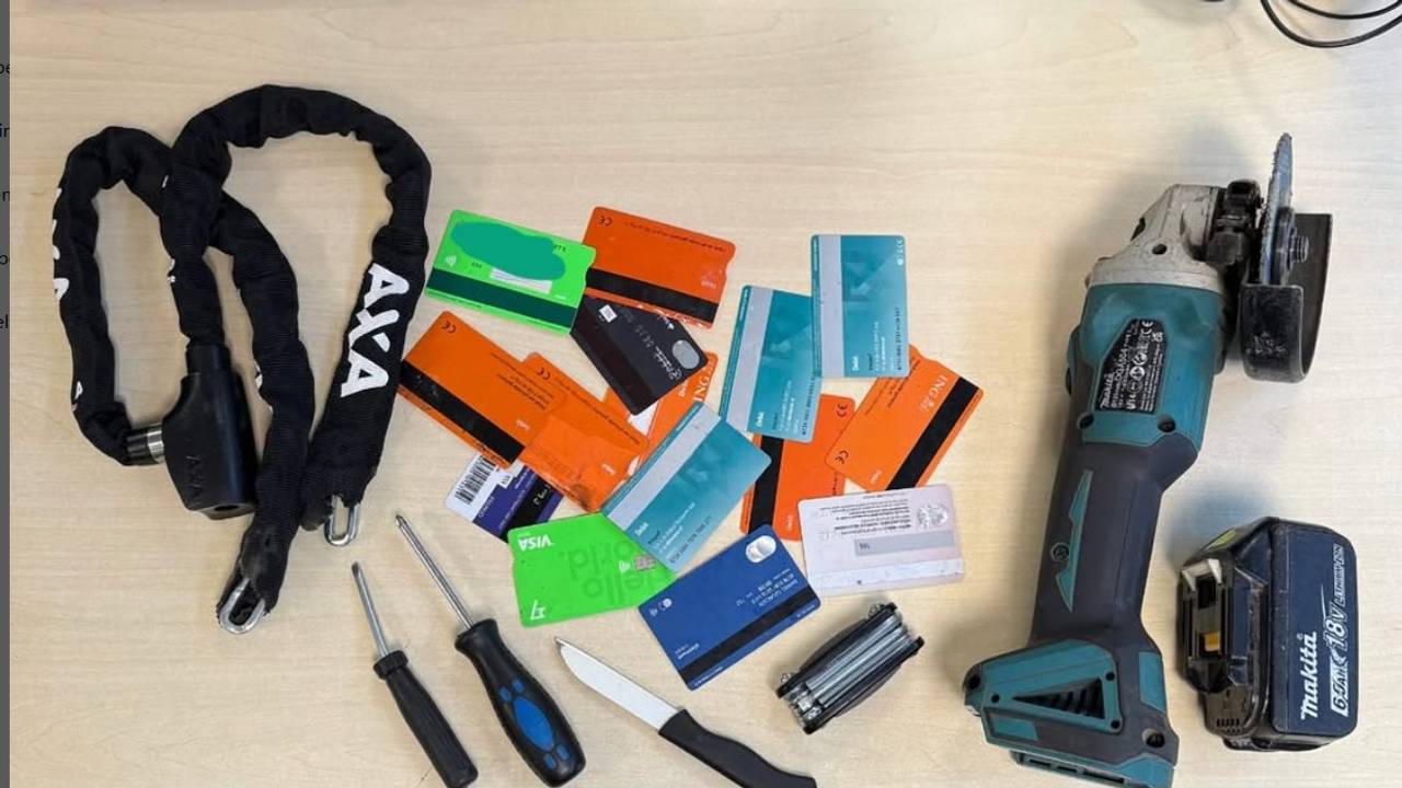 De spullen uit de tas van de man (Foto: jeudagenten_best_oirschot/ Instagram)