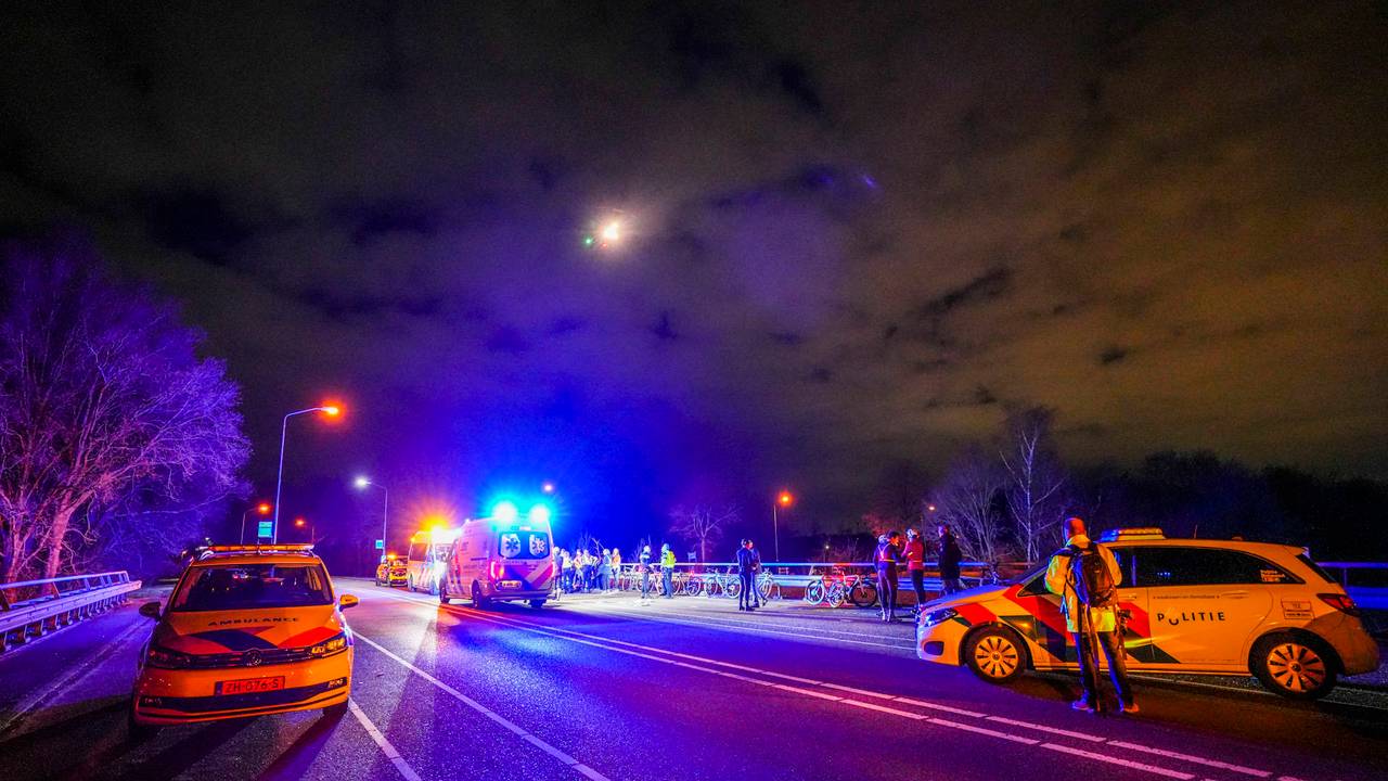 Wielrenner en fietser zwaargewond bij botsing, traumahelikopter gehinderd.