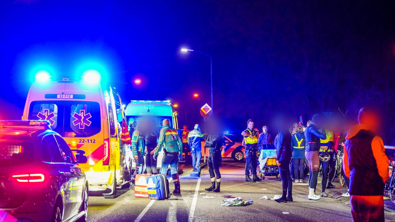 Wielrenner overlijdt in ziekenhuis na botsing met fietser op viaduct.