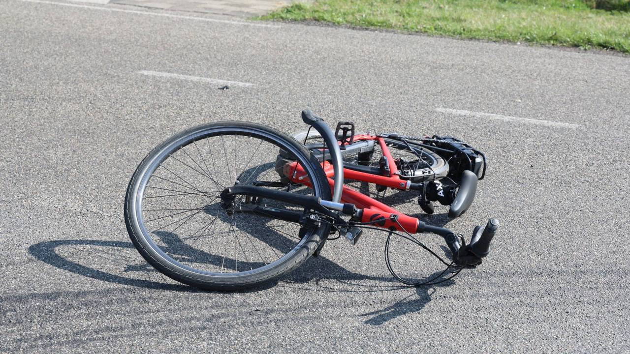 Fietsster zwaargewond bij botsing met auto.