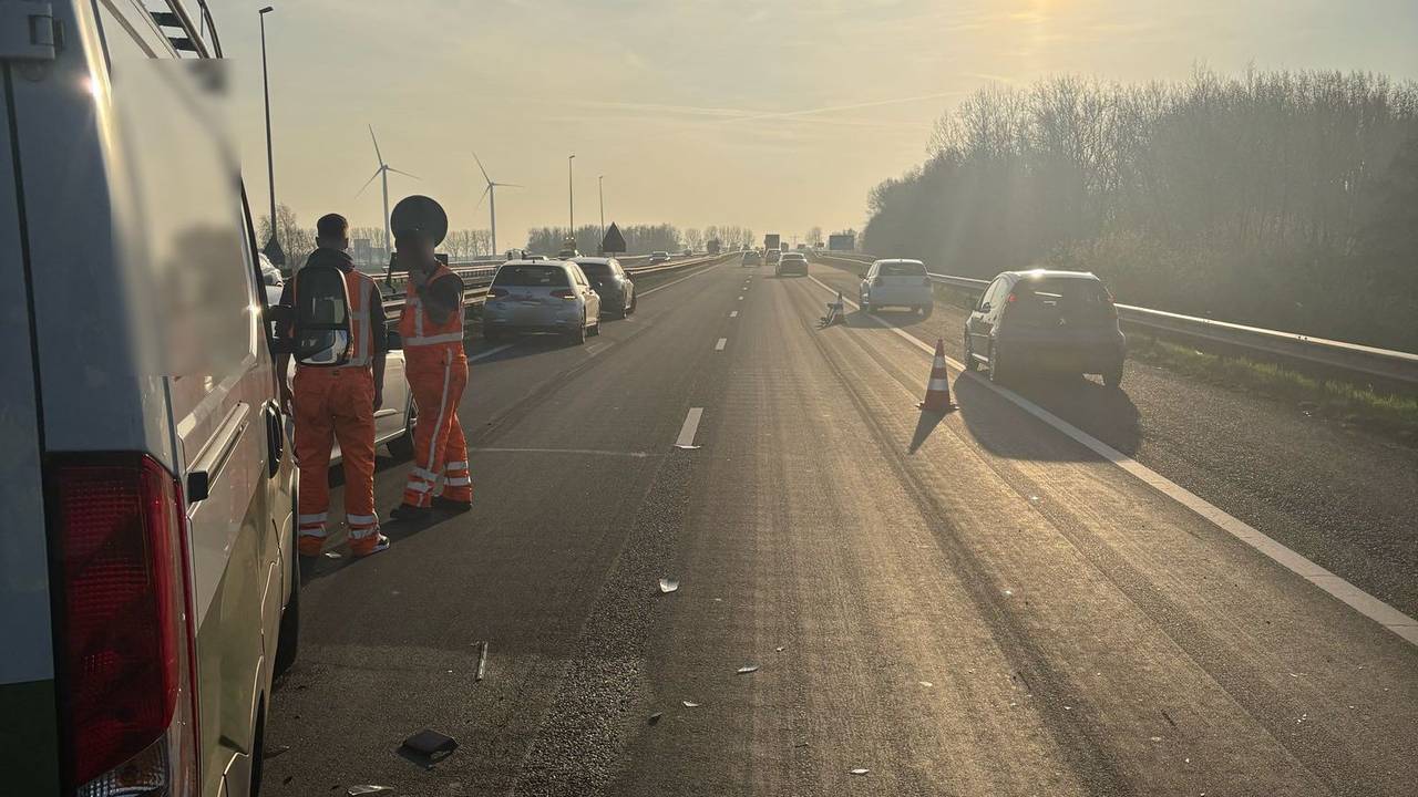 Ongelukken in beide richtingen op de A59, bijna uur vertraging.
