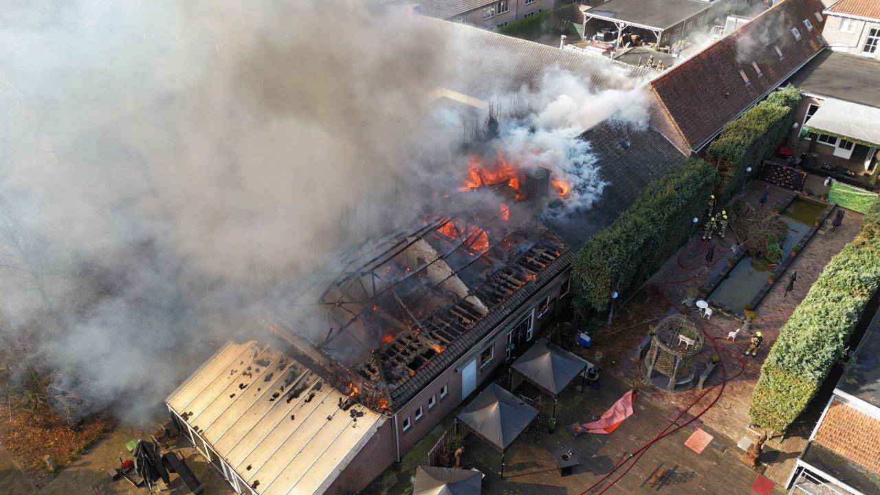 De vlammen slaan uit het dak van het pand. (Bart Meesters/ Persbureau Heitink.)