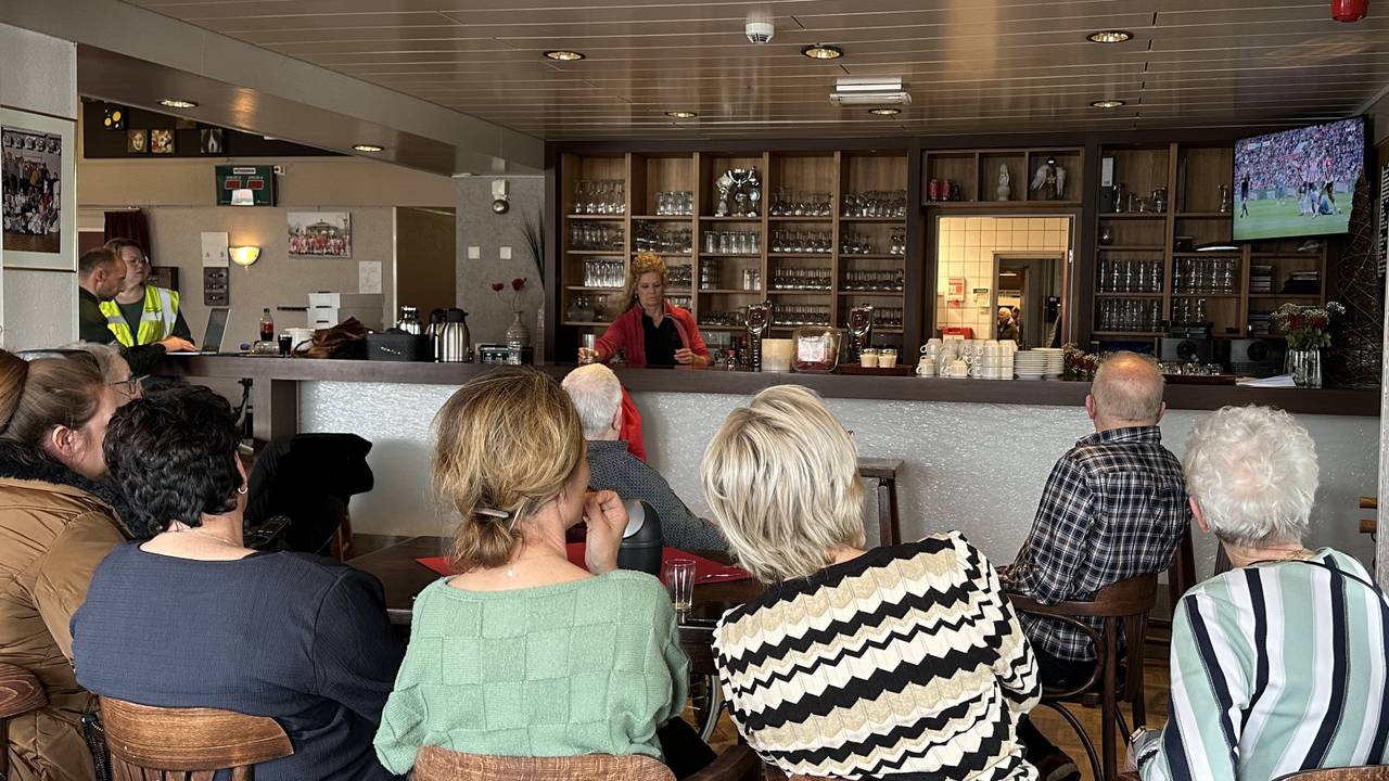 De bewoners kijken in het gemeenschapshuis de Meent samen voetbal (Foto: Floortje Steigenga.)