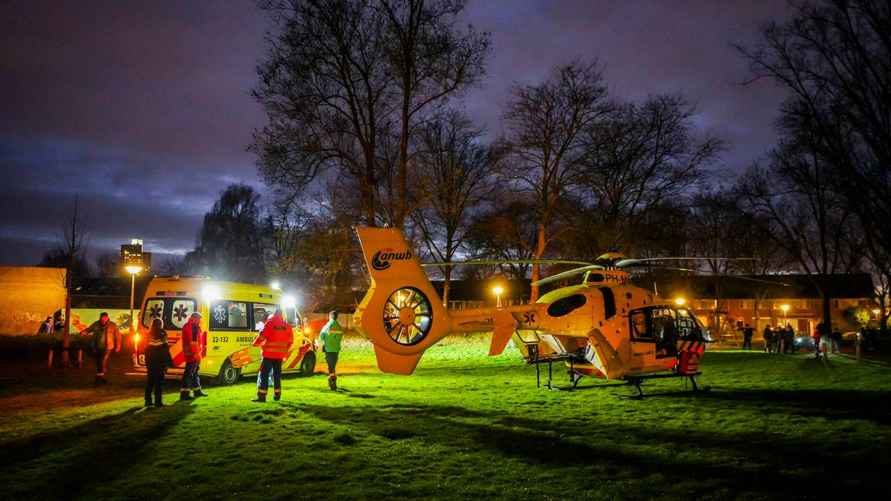 Een traumahelikopter brengt een zwaargewonde man naar het brandwondencentrum (foto: Persbureau Heitink).