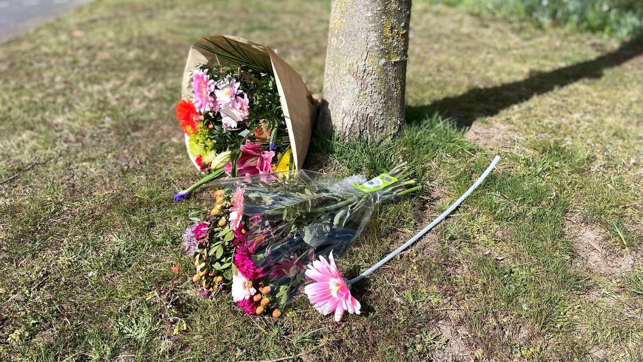 Bloemen op de plek van de schietpartij (foto: Raymond Merkx).