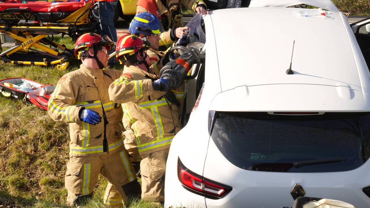 Vrouw uit auto geknipt na zwaar ongeluk, vier autos op elkaar gebotst.