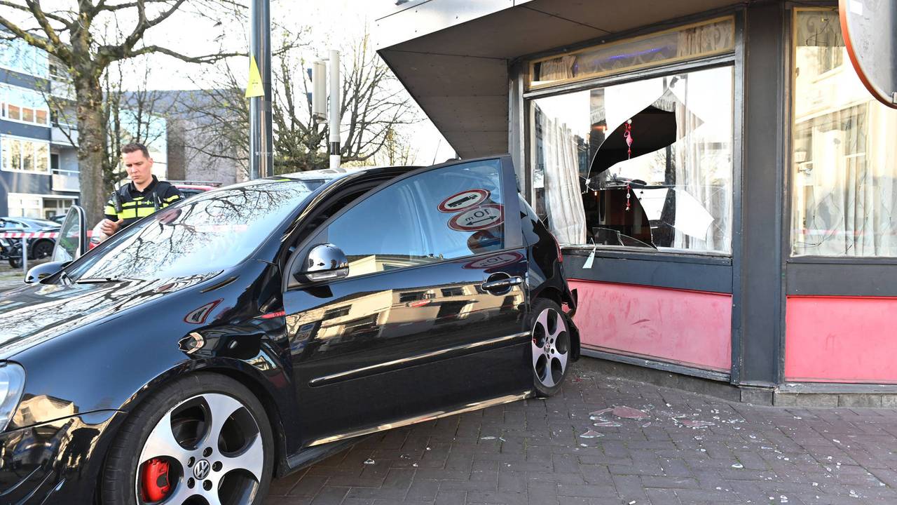 Botsing leidt tot verkeersruzie, automobilisten gaan met elkaar op de vuist.