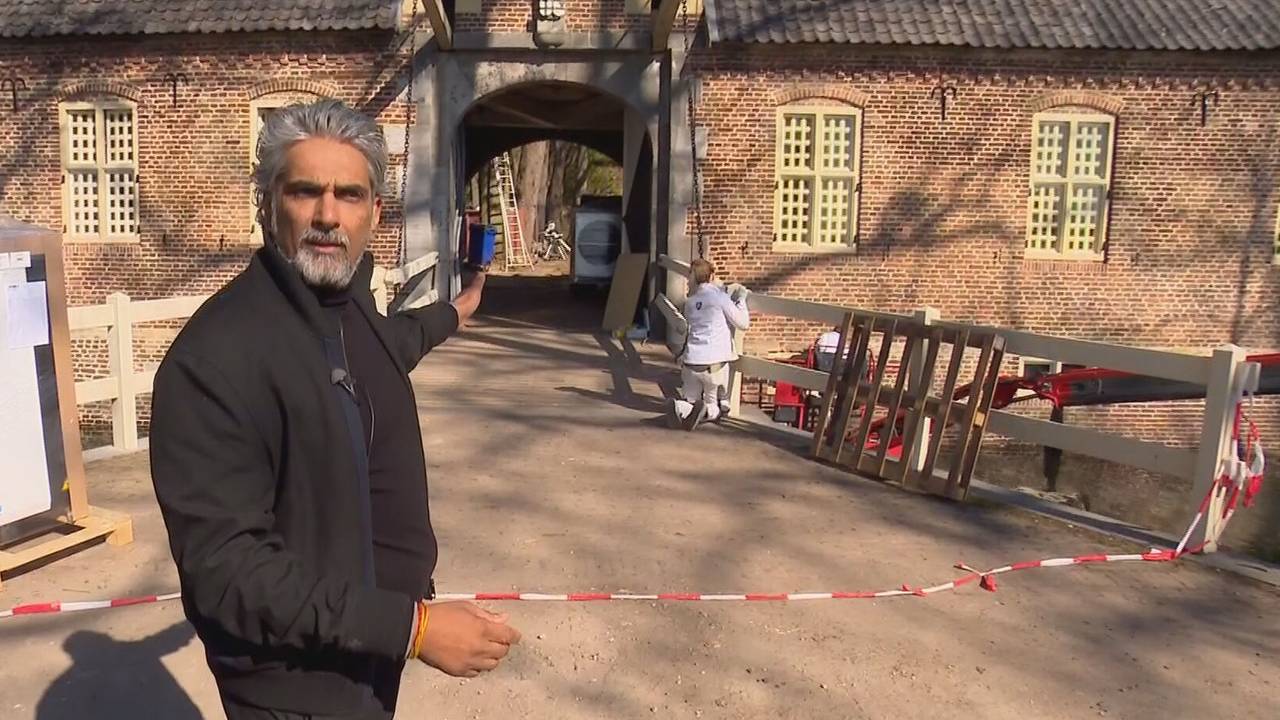 Soenil Bahadoer bij de ingang van het poortgebouw waar zijn nieuwe restaurant komt (foto: Omroep Brabant).