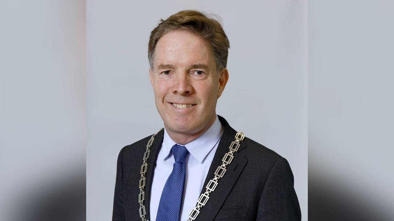 Smid is sinds maandag weer aan het werk (foto: gemeente).