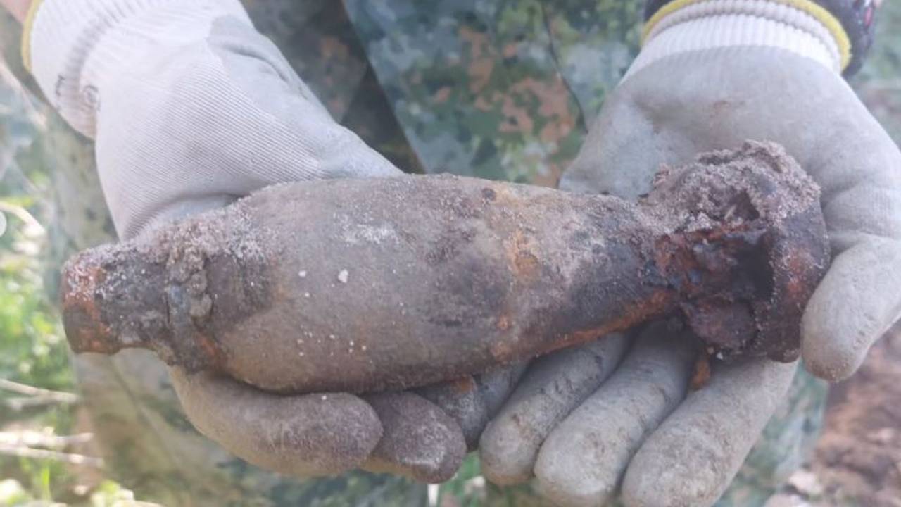 Een magneetvisser heeft deze bom gevonden (foto: Instagram @politie_best_oirtschot).