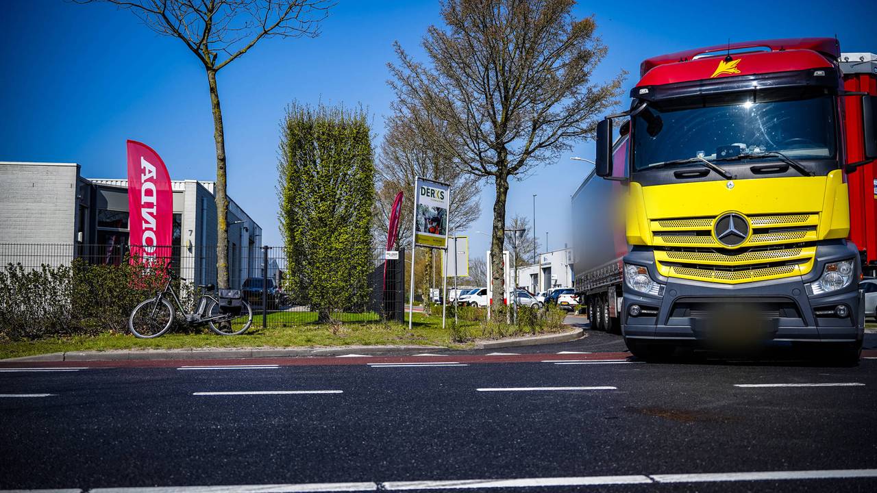 Fietser zwaargewond door aanrijding met vrachtwagen.