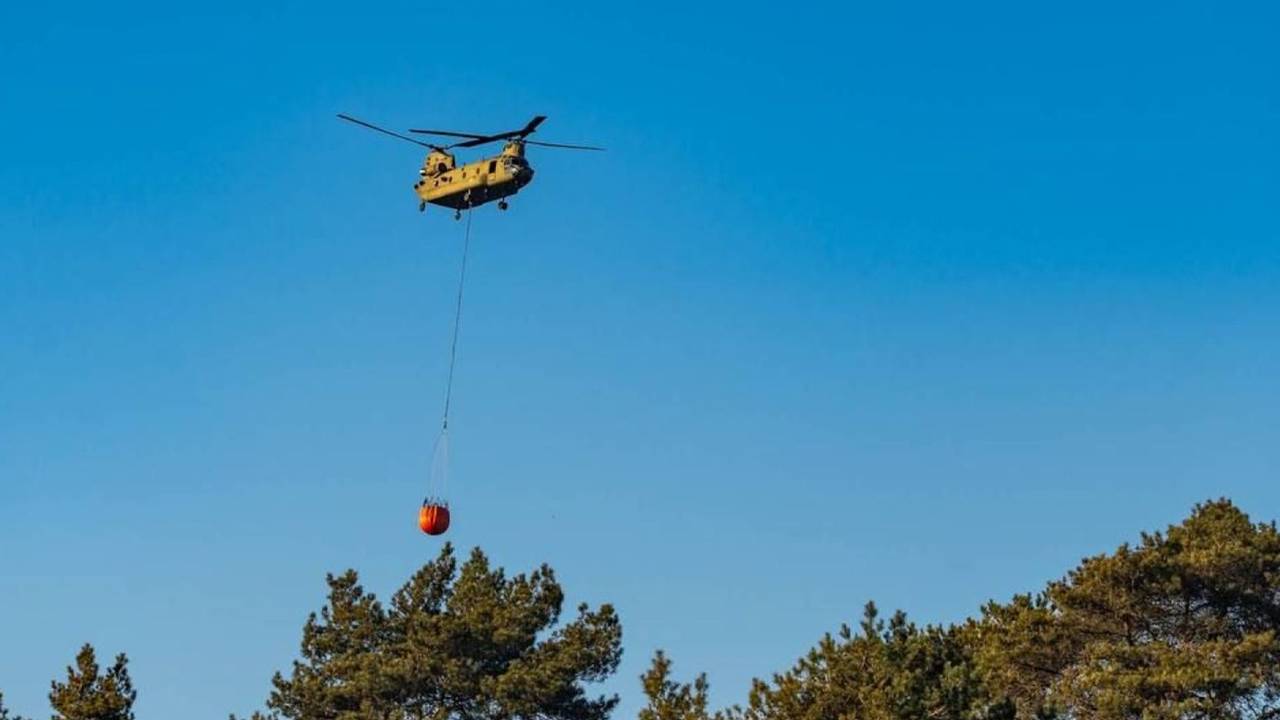 De chinook boven de heide in Ede (foto: Omroep Gelderland).