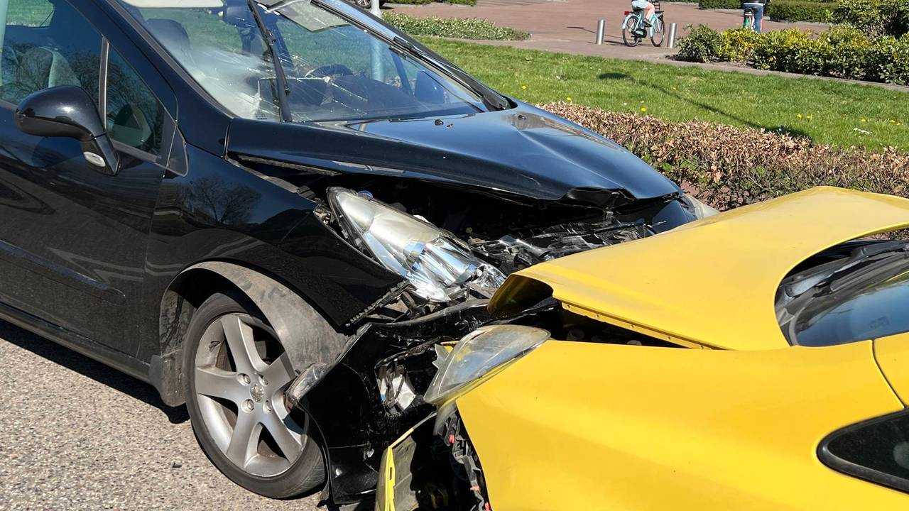 De twee auto's botsten frontaal op elkaar (foto: Perry Roovers/Persbureau Heitink).