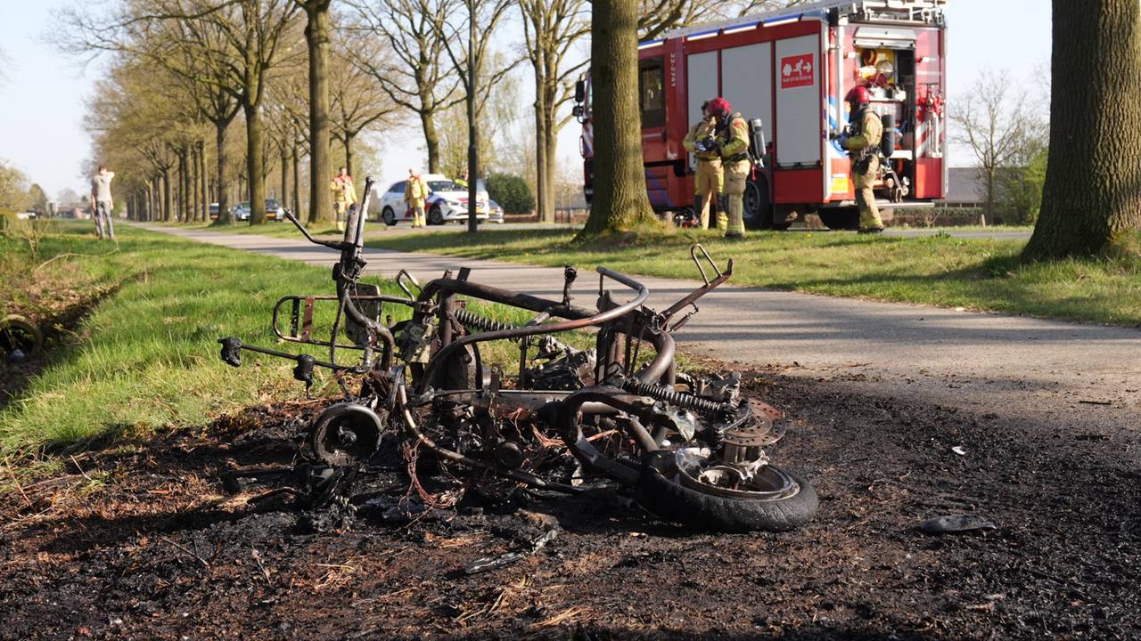 De scooter vloog in brand tijdens het rijden (foto: Harrie Grijseels/Persbureau Heitink).