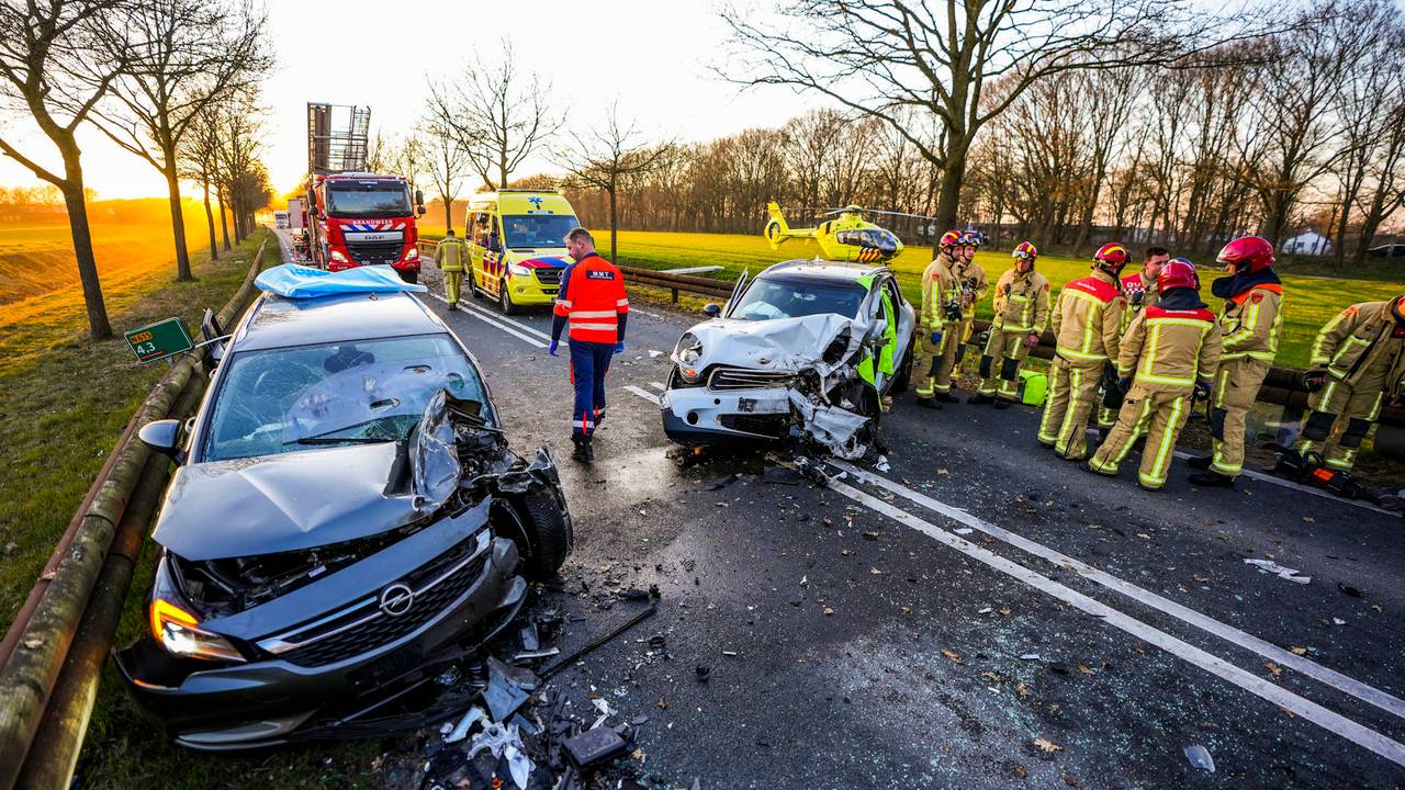 De ravage op de weg is groot (foto: Persbureau Heitink).