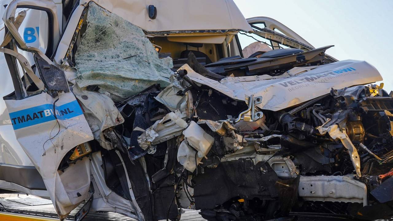 Bestelbus flink beschadigd na ongeluk op A67, ook pech op de A59.