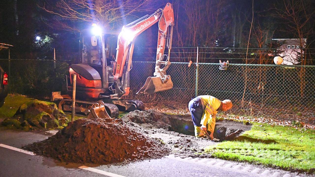 Enexis moest een gat in de grond graven om de stroombron te vinden (foto: Persbureau Heitink).