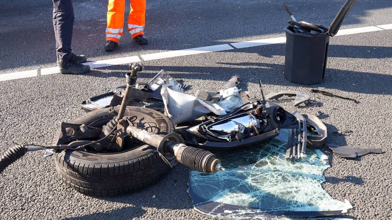 De schade aan de bestelbus was flink (foto: Harrie Grijseels / Persbureau Heitink).
